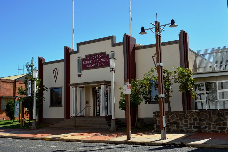 DSC_0016.JPG - Kingaroy; Old Shire Council chambers - now an art gallery