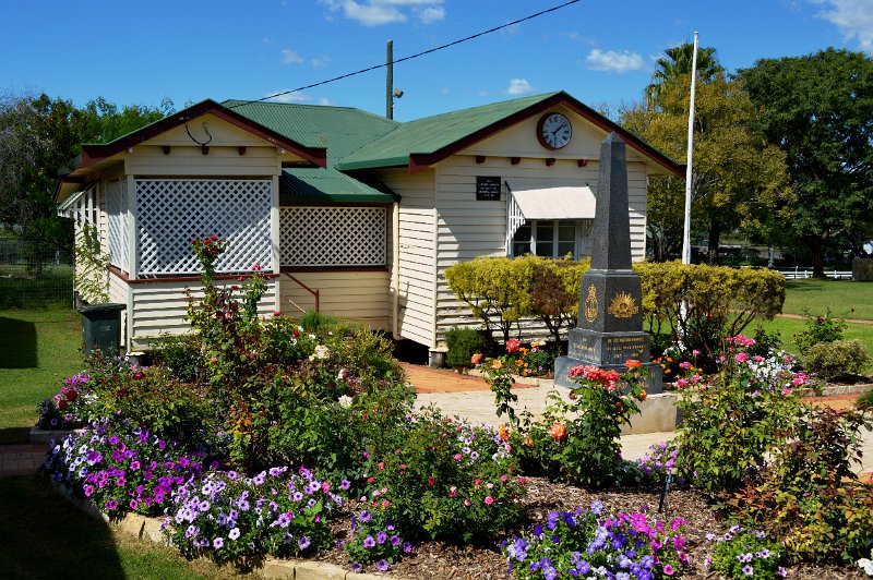 DSC_0017d.JPG - Eidsvold; town centre ANZAC memorial
