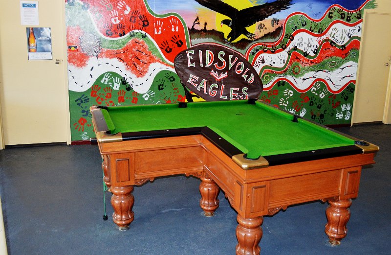 DSC_0021d.JPG - Eidsvold pub has a most unusual pool table