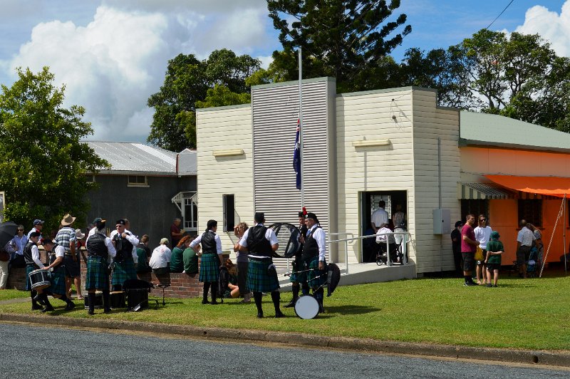 DSC_0041.JPG - ANZAC march at Calen.