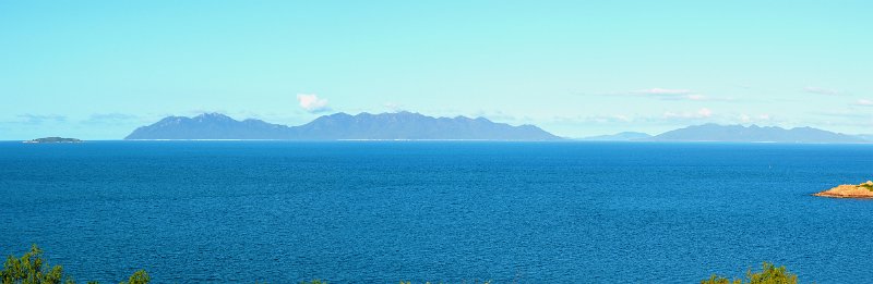 01BowenPan02.JPG - Gloucester Island and Mt Bertha