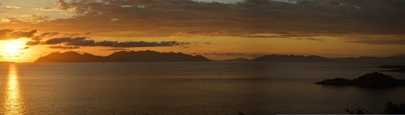 02BowenPan02.JPG - Bowen; Sunrise over Gloucester Island