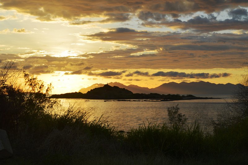 DSC_0009.JPG - Bowen; Sunrise over North Head Island
