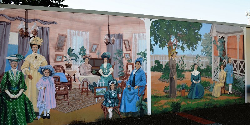 DSC_0042.JPG - Bowen history in murals