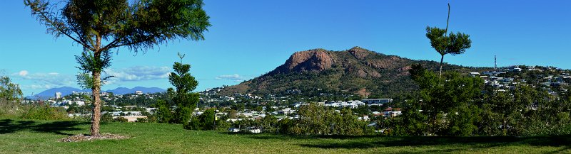 07TvillePan03.JPG - Townsville; Castle Hill view from above Kissing Point rock pool