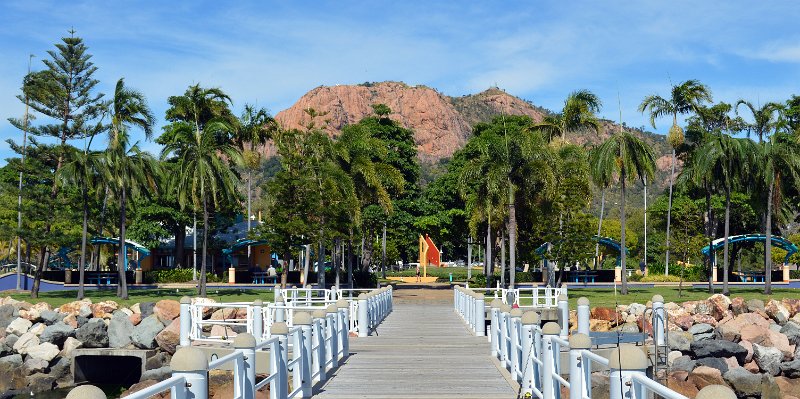 DSC_0011.JPG - Townsville; the Strand waterfront and Castle Hill