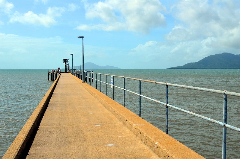 DSC_0056.JPG - Cardwell jetty and Hinchinbrook island