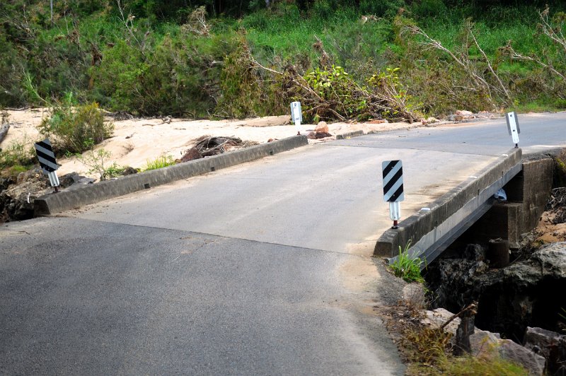 DSC_0100.JPG - One lane bridge on the road to Wallaman Falls