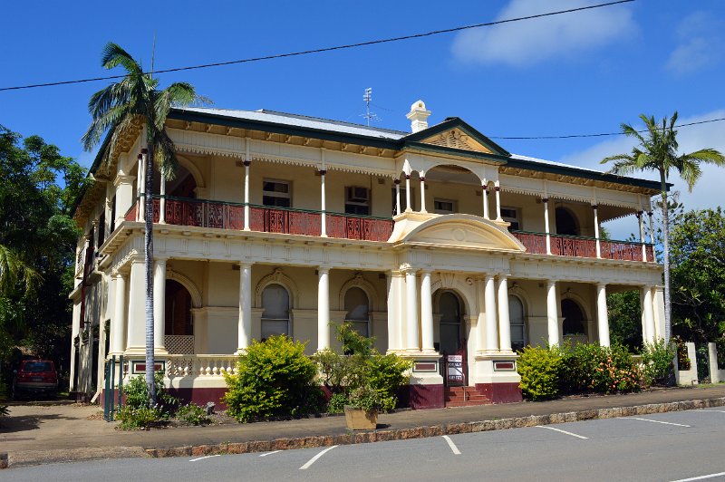 DSC_0156.JPG - Cooktown's main street