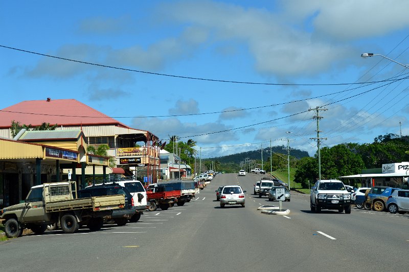 DSC_0159.JPG - Cooktown's main street