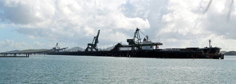 26GstonePan05.JPG - Gladstone harbour - coal loading