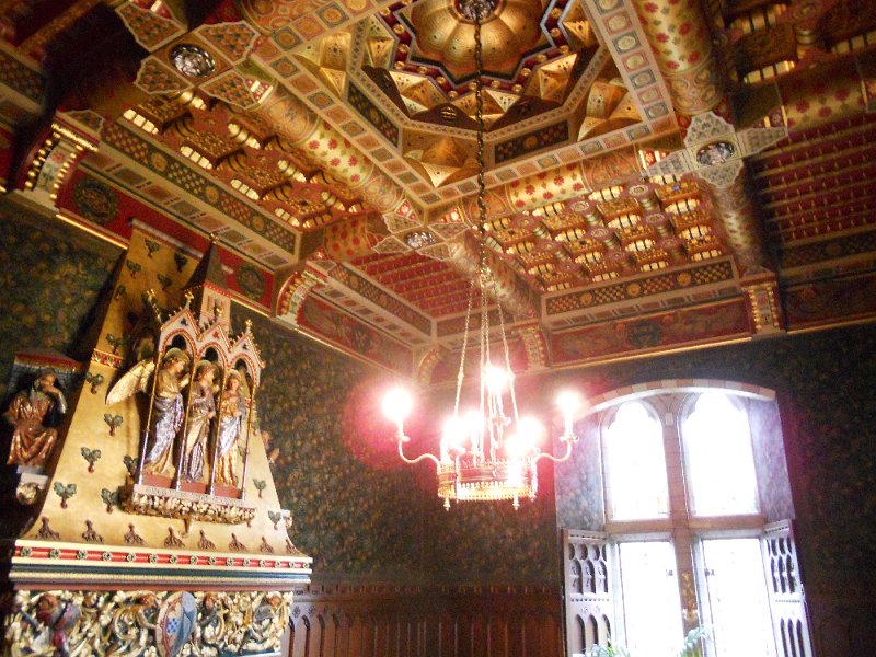 DSCN0691.JPG - Cardiff Castle Gothic deco on walls and ceilings