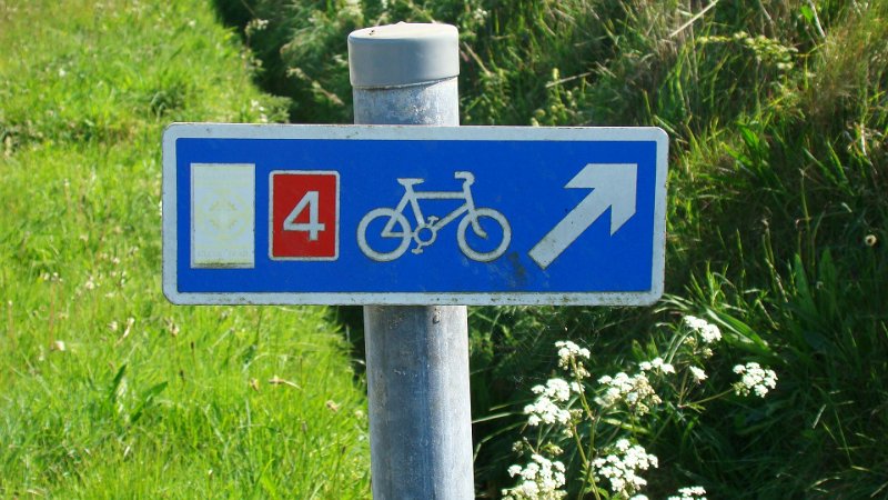 DSC02444.JPG - Bike trail signs we follow across the UK