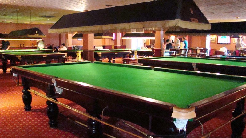 DSC02511.JPG - Aberystwyth snooker club Royal Pier - about a dozen full size tables