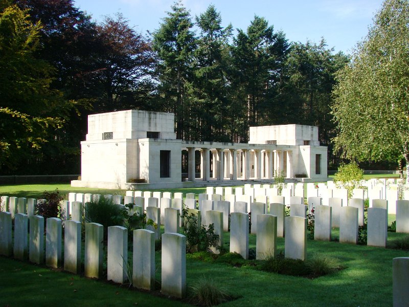 DSC03563.JPG - Butte British Cemetary - New Zealand memorial building