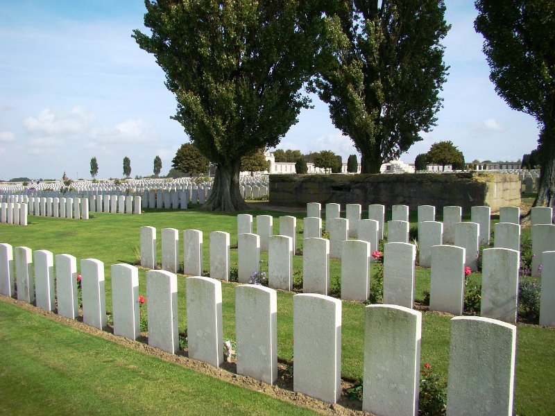DSC03579.JPG - Tyne Cot - and remaining bunker