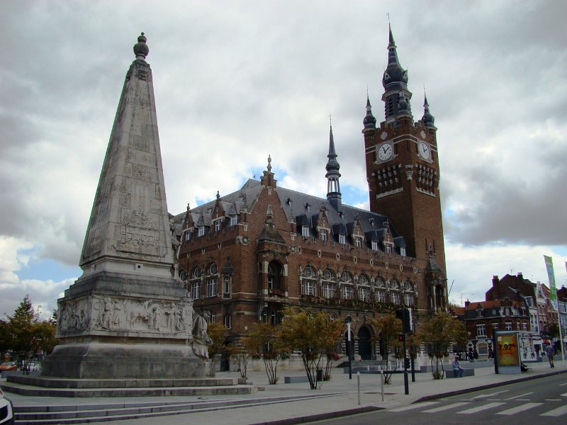 DSC03252.JPG - Armentieres - Council building and WWI memorial