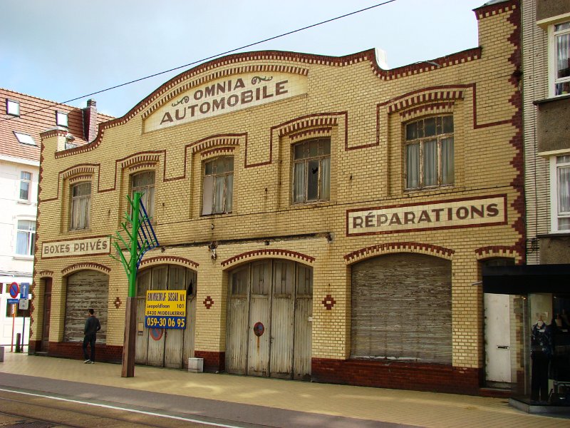 DSC03363.JPG - WESTEND-BAD - disused garage with a ceramic tiled front