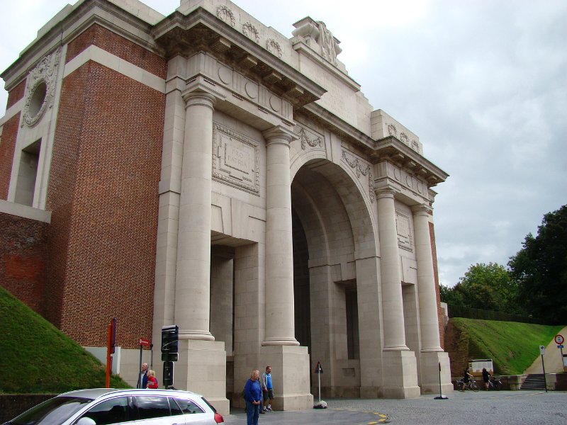 DSC03476.JPG - The Menen gate; a memorial to the 57000 whose remains were never identified