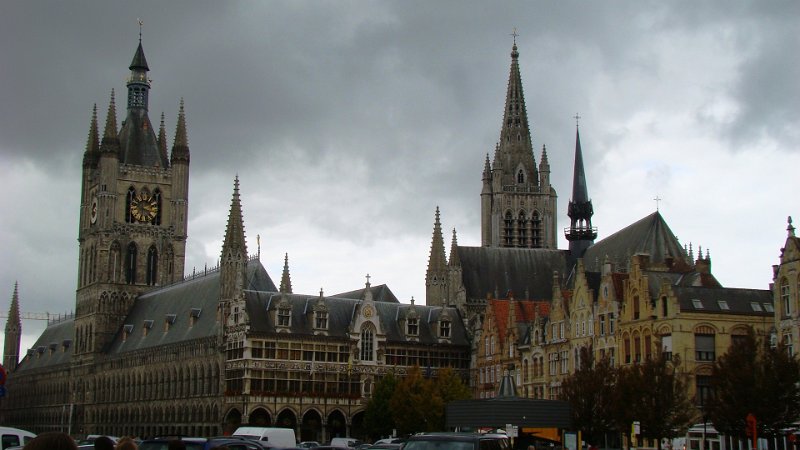 DSC03490.JPG - Cloth Hall left, St Martinus/St Nicholas right