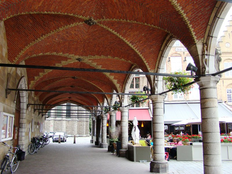 DSC03497.JPG - Ypres (Ieper) town centre under Cloth Hall