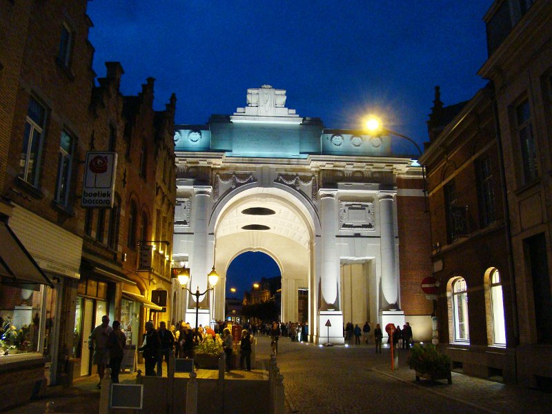 DSC03546.JPG - The Menen gate, Ypres - The Last Post is played at 8pm daily