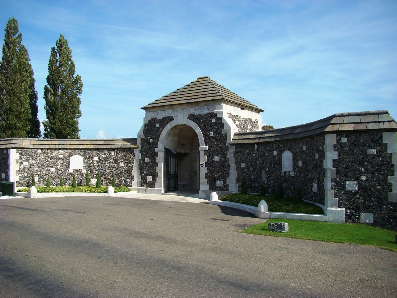 DSC03578.JPG - Tyne Cot Gate - 12000 graves - many ANZACs
