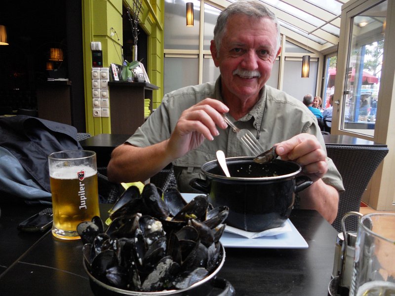 DSCN3278.JPG - Brugge - mussels for lunch