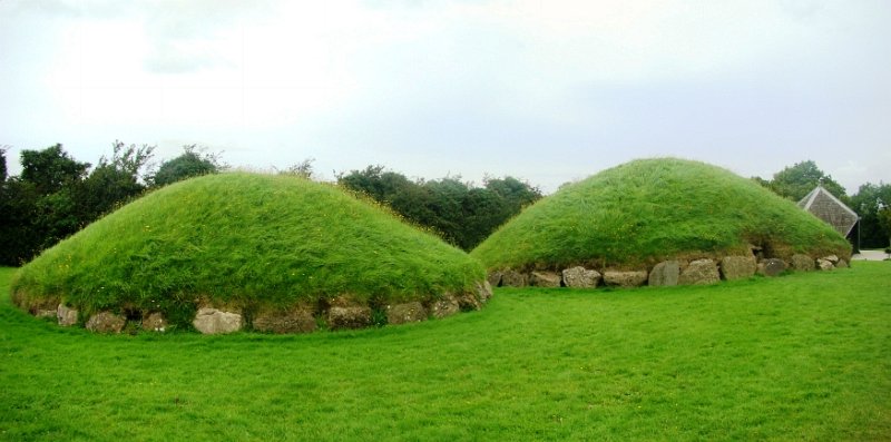 Lth10.JPG - Éire, in County Meath, Brú na Bóinne: smaller passage tombs at Knowth. (panorama)